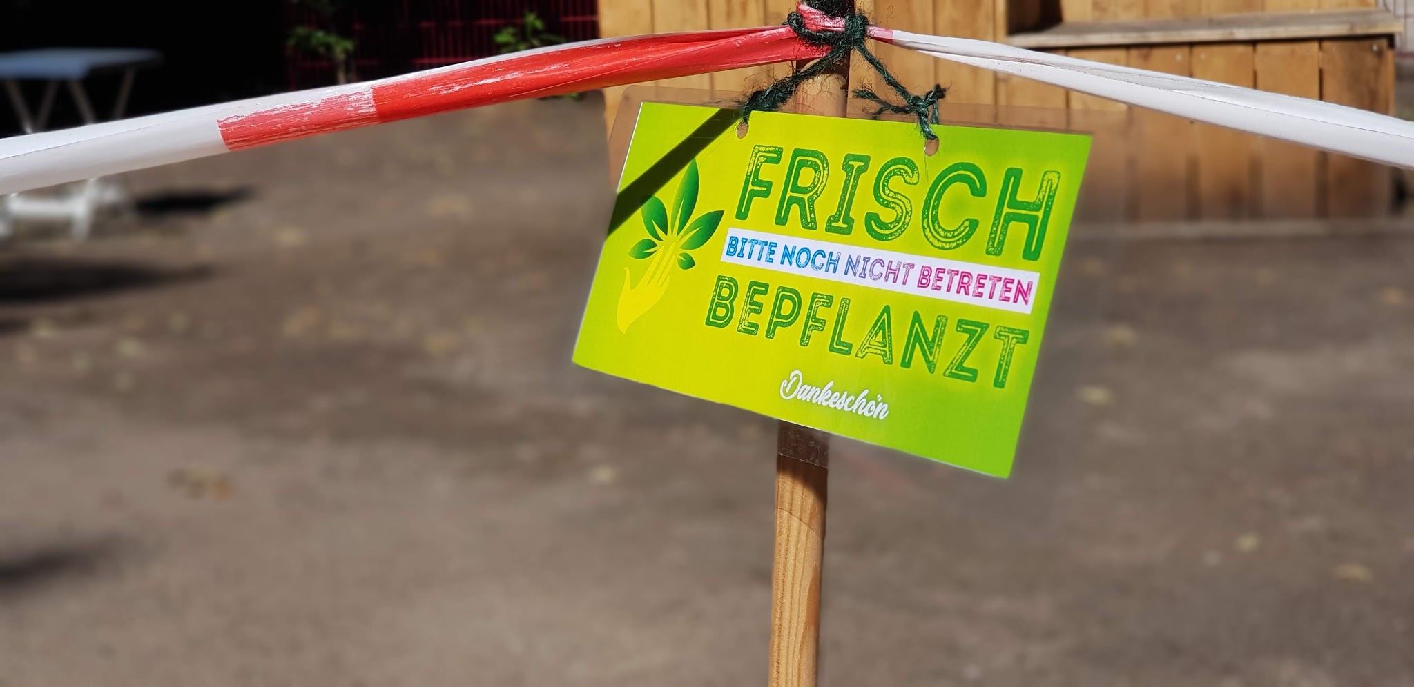 grünes Schild mit Aufschrift „frisch bepflanzt“