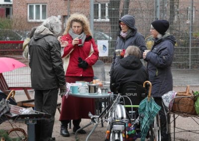 Gartengruppe, mehrere Personen mit Tee und Glühwein