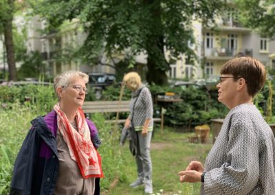 Zwei Frauen unterhalten sich im Garten