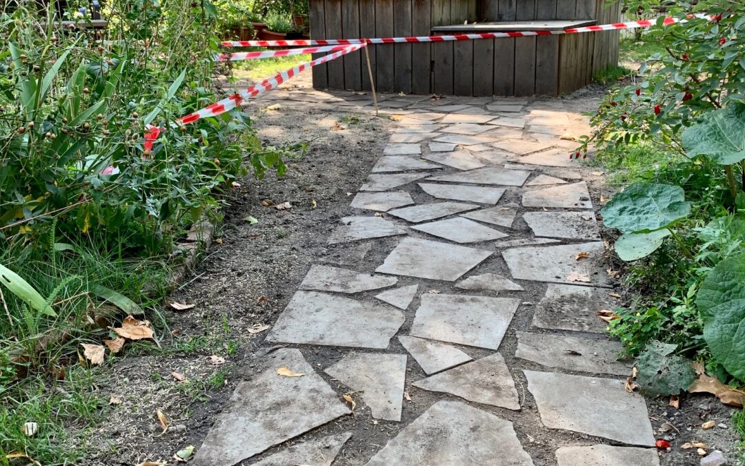 Bruchsteinplattenweg durch den Garten, neu verlegt