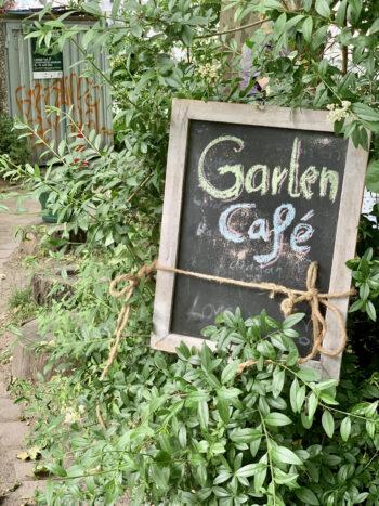 schwarze Tafel mit Kreideschriftzug Garten-Café