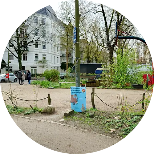 Peitschenleuchte mitten im Stephanusgarten